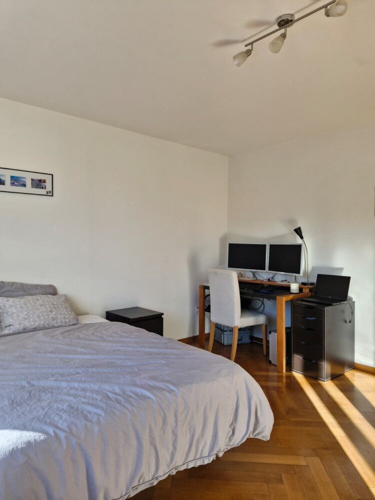 Chambre dans une colocation

Je recherche une personne sympathique et ordonnée, +/- 30 ans, pour partager mon appartement de 3 pièces (2 chambres, salon et cuisine séparée - 65 m²) juste en face de l'arrêt de tram Salersteig (Oerlikon). L'appartement est entièrement meublé — apportez simplement vos 