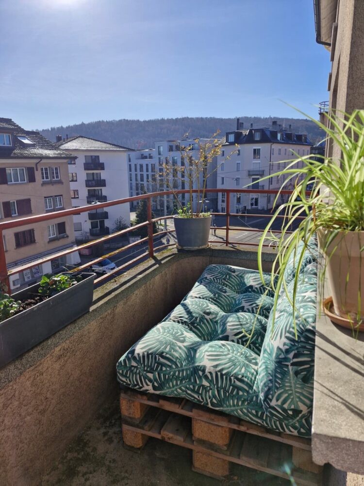 Chambre dans une colocation

Je recherche une personne sympathique et ordonnée, +/- 30 ans, pour partager mon appartement de 3 pièces (2 chambres, salon et cuisine séparée - 65 m²) juste en face de l'arrêt de tram Salersteig (Oerlikon). L'appartement est entièrement meublé — apportez simplement vos 