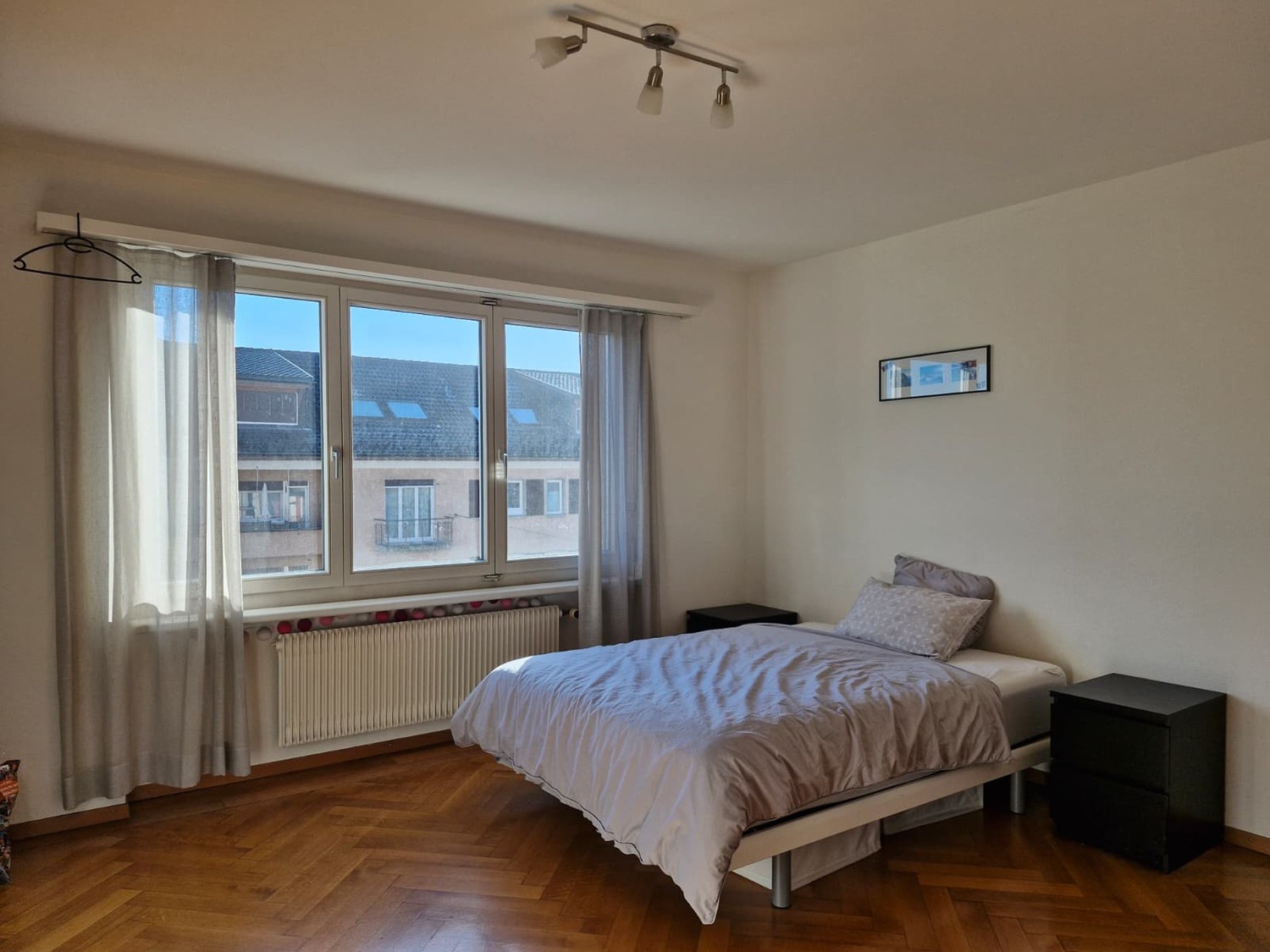 Chambre dans une colocation

Je recherche une personne sympathique et ordonnée, +/- 30 ans, pour partager mon appartement de 3 pièces (2 chambres, salon et cuisine séparée - 65 m²) juste en face de l'arrêt de tram Salersteig (Oerlikon). L'appartement est entièrement meublé — apportez simplement vos 
