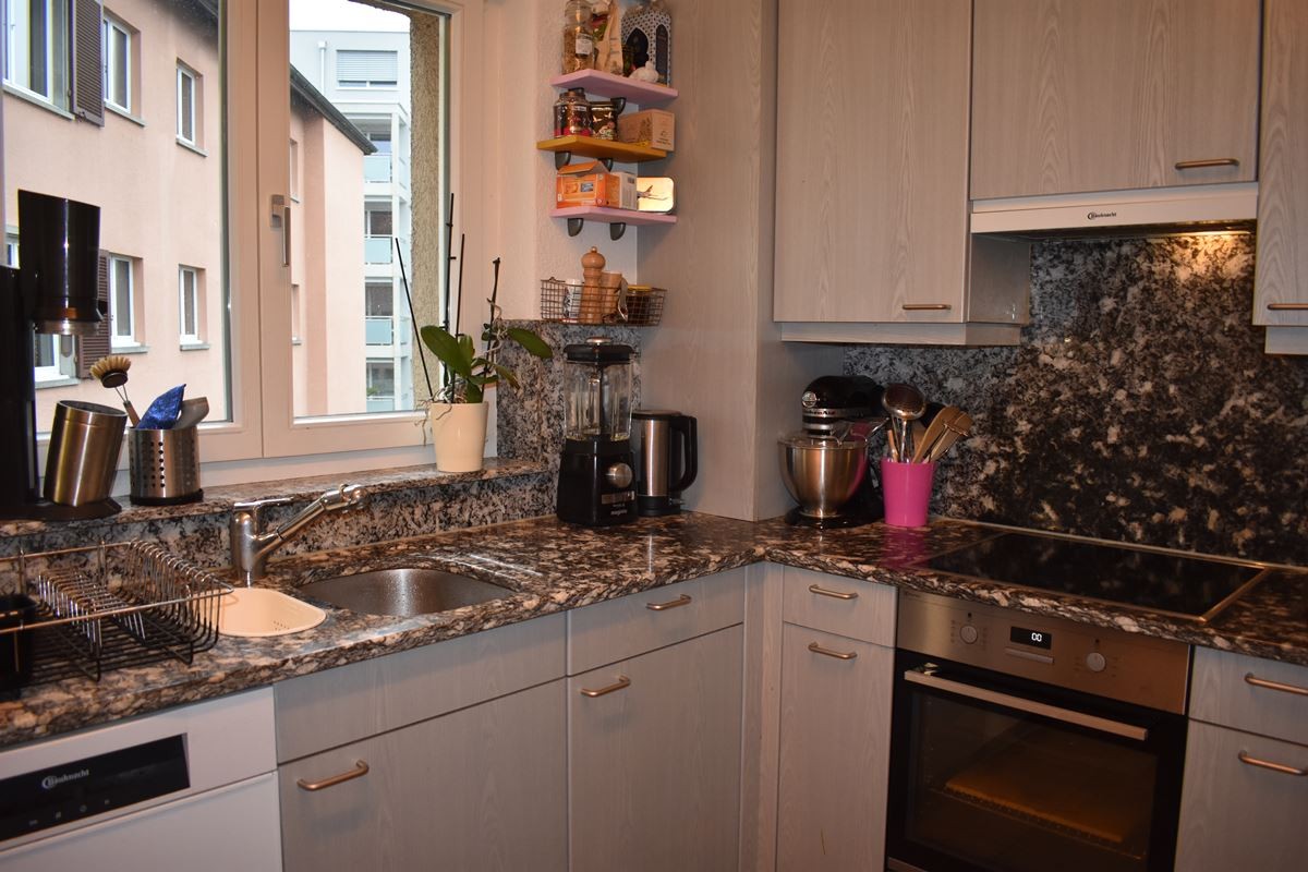 Chambre dans une colocation

Je recherche une personne sympathique et ordonnée, +/- 30 ans, pour partager mon appartement de 3 pièces (2 chambres, salon et cuisine séparée - 65 m²) juste en face de l'arrêt de tram Salersteig (Oerlikon). L'appartement est entièrement meublé — apportez simplement vos 