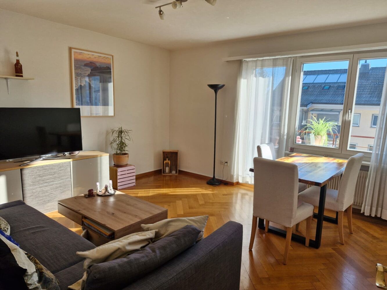 Chambre dans une colocation

Je recherche une personne sympathique et ordonnée, +/- 30 ans, pour partager mon appartement de 3 pièces (2 chambres, salon et cuisine séparée - 65 m²) juste en face de l'arrêt de tram Salersteig (Oerlikon). L'appartement est entièrement meublé — apportez simplement vos 