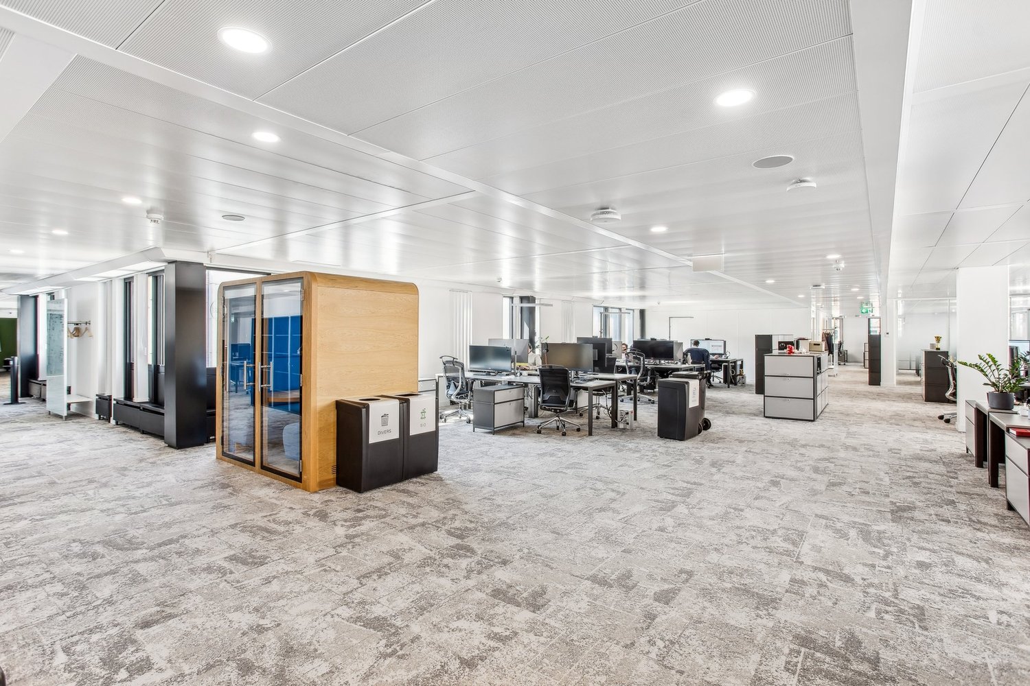 2300m² office