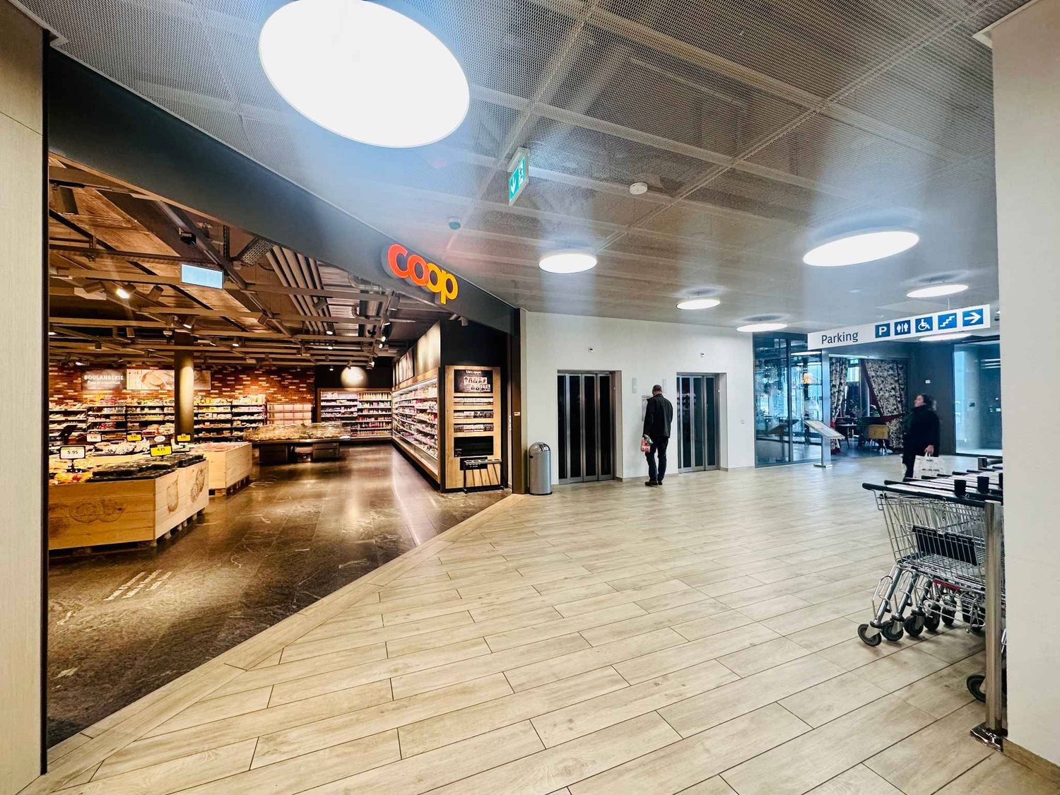 143m² arcade