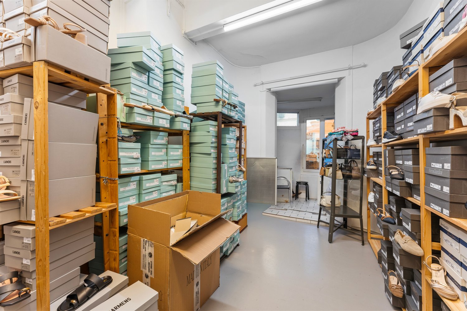 190m² shop