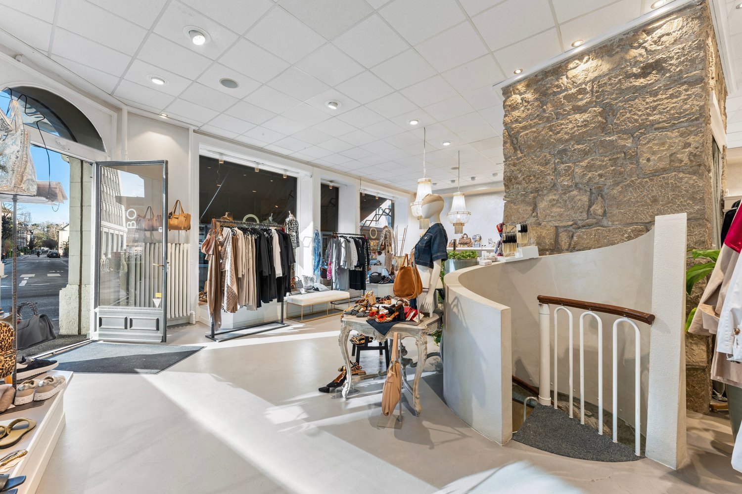190m² shop