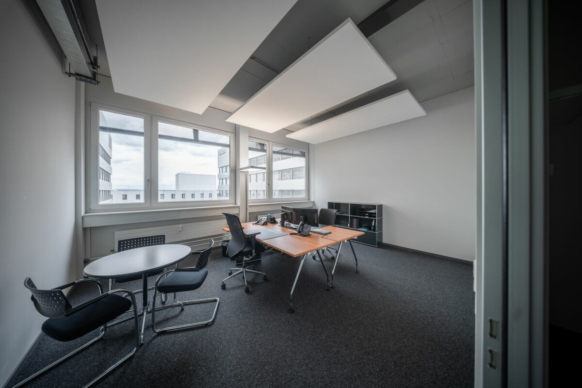 522m² office