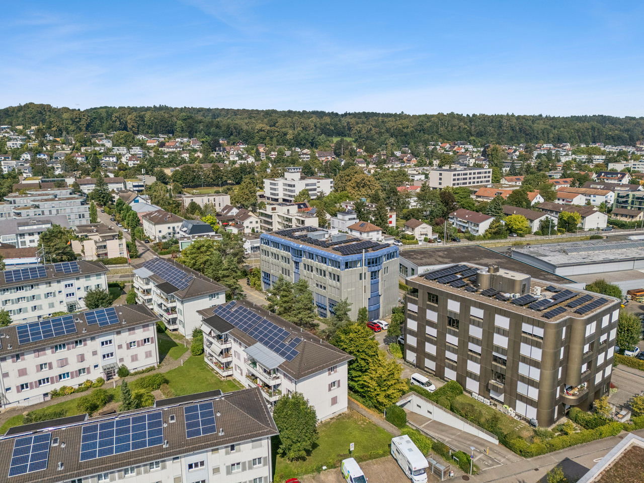 586m² office