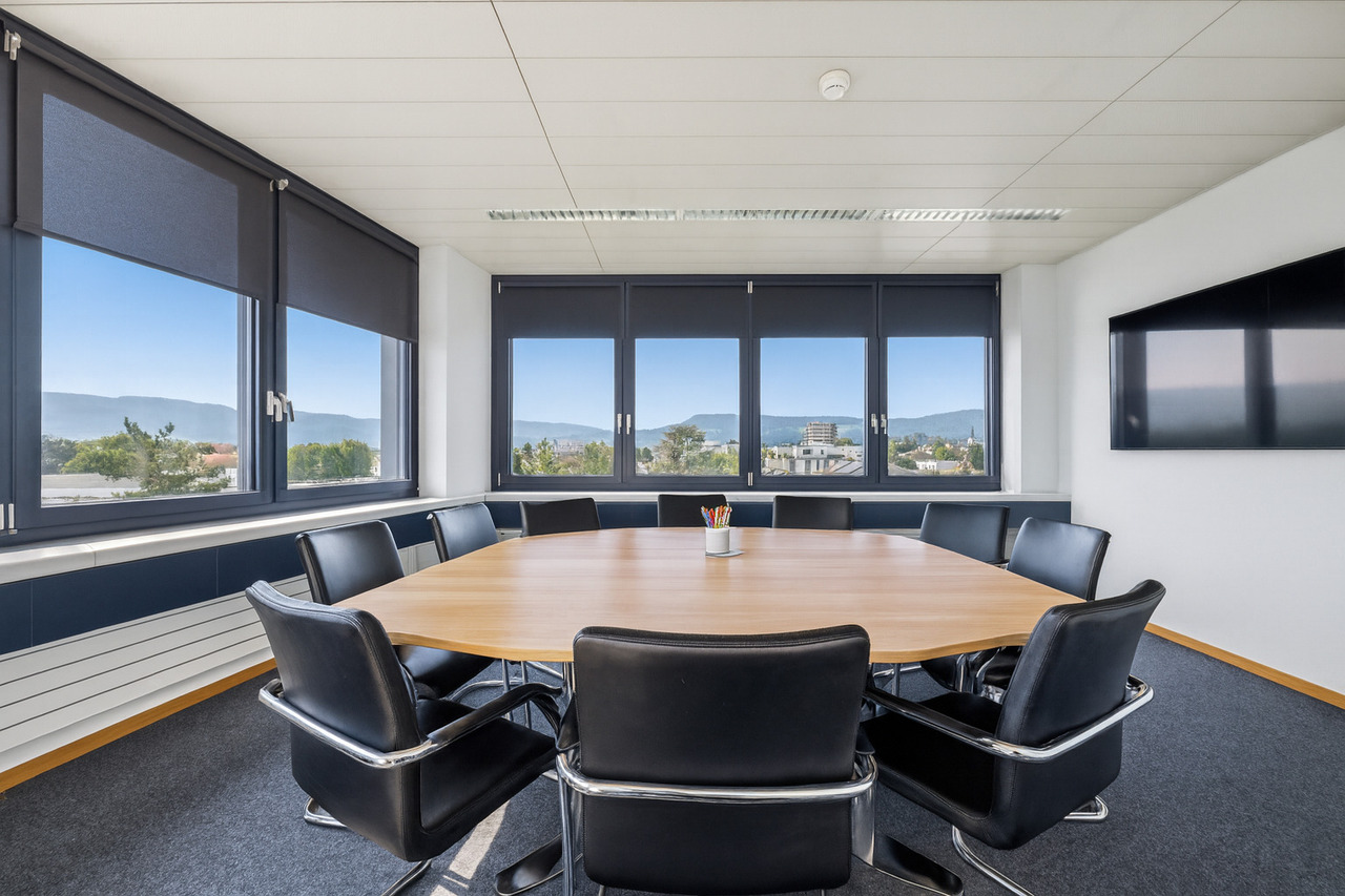 586m² office
