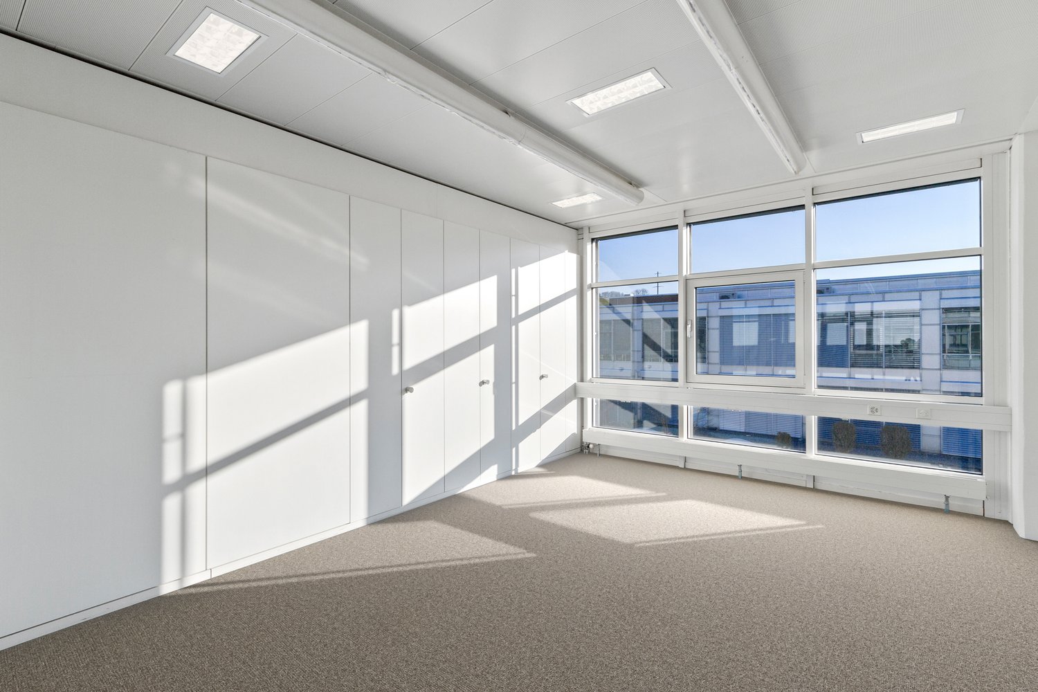 427m² office