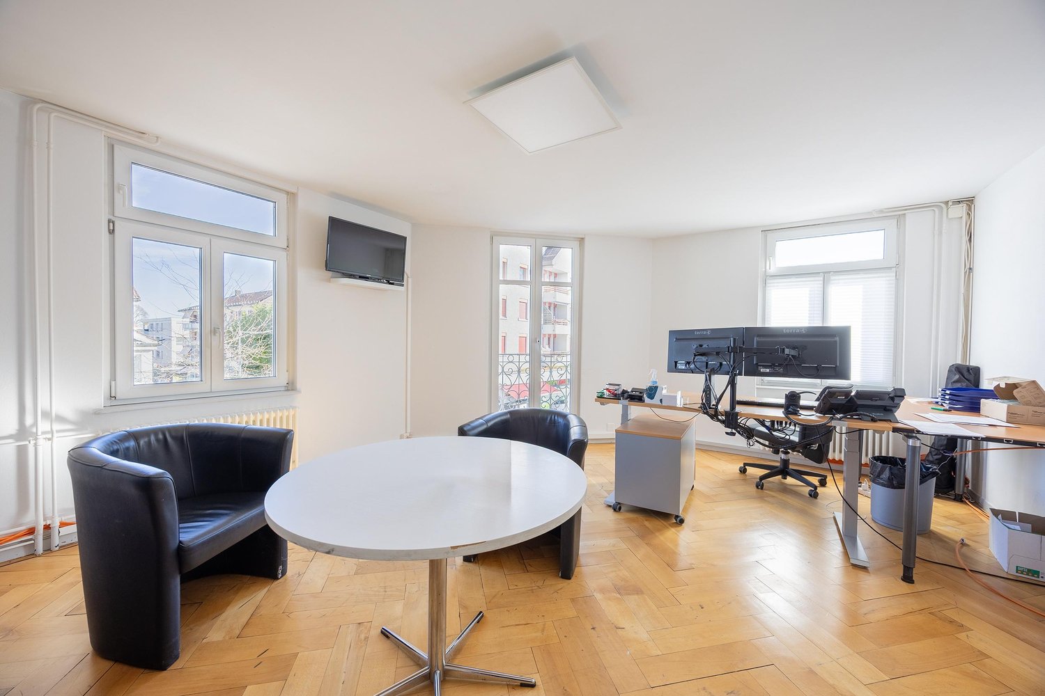 90m² office