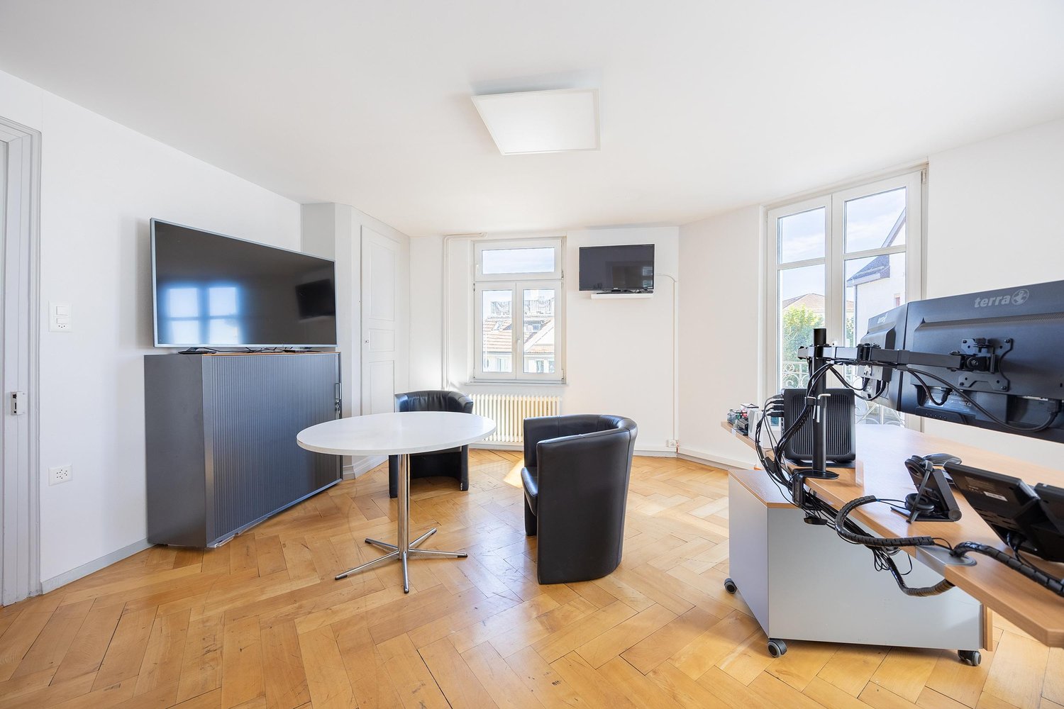 90m² office