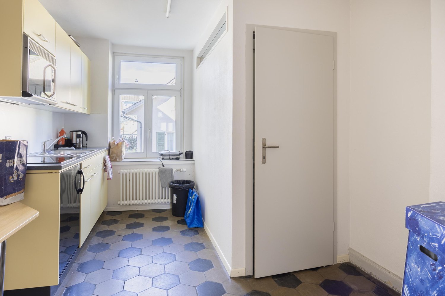 90m² office