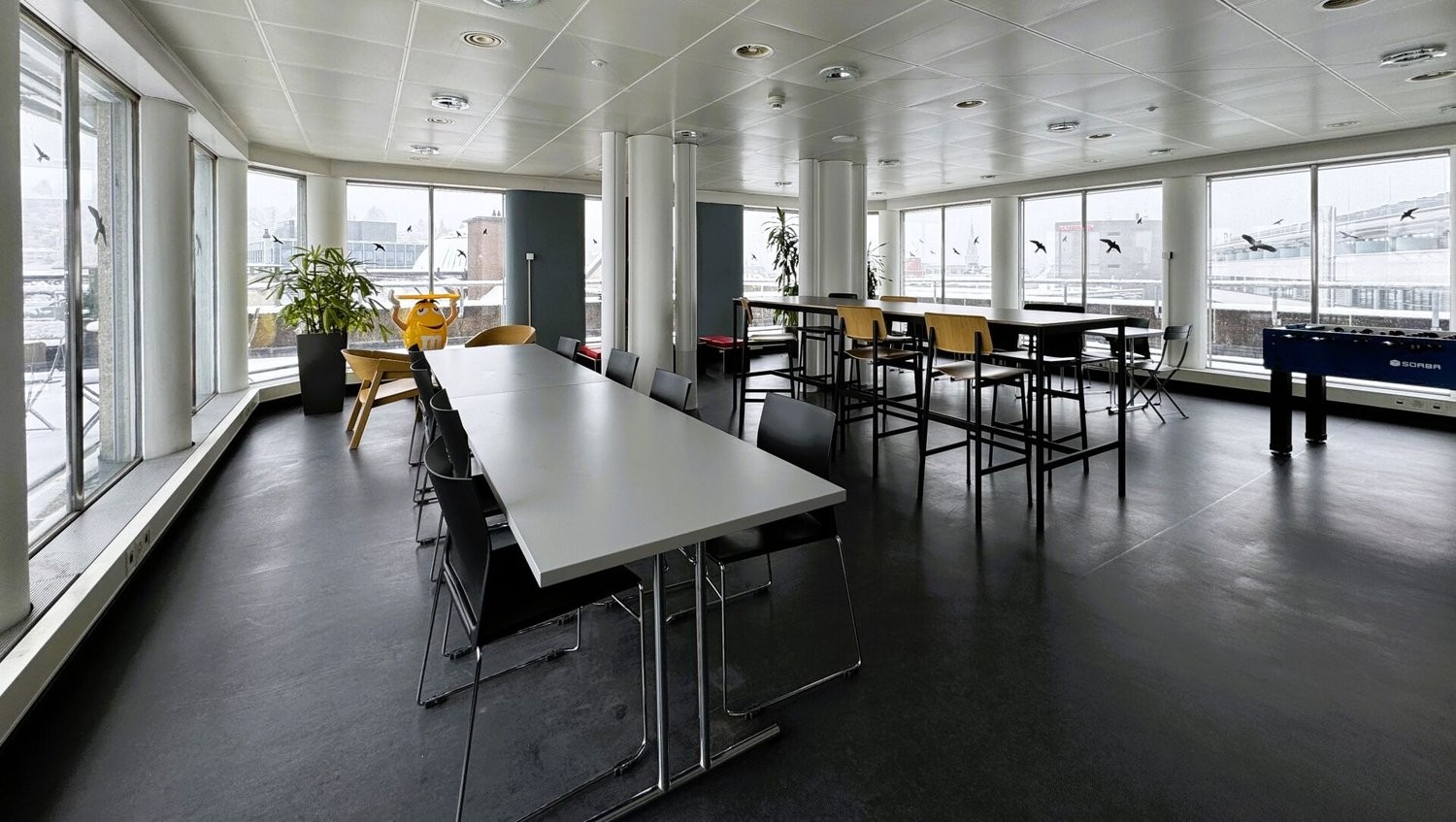 371m² office