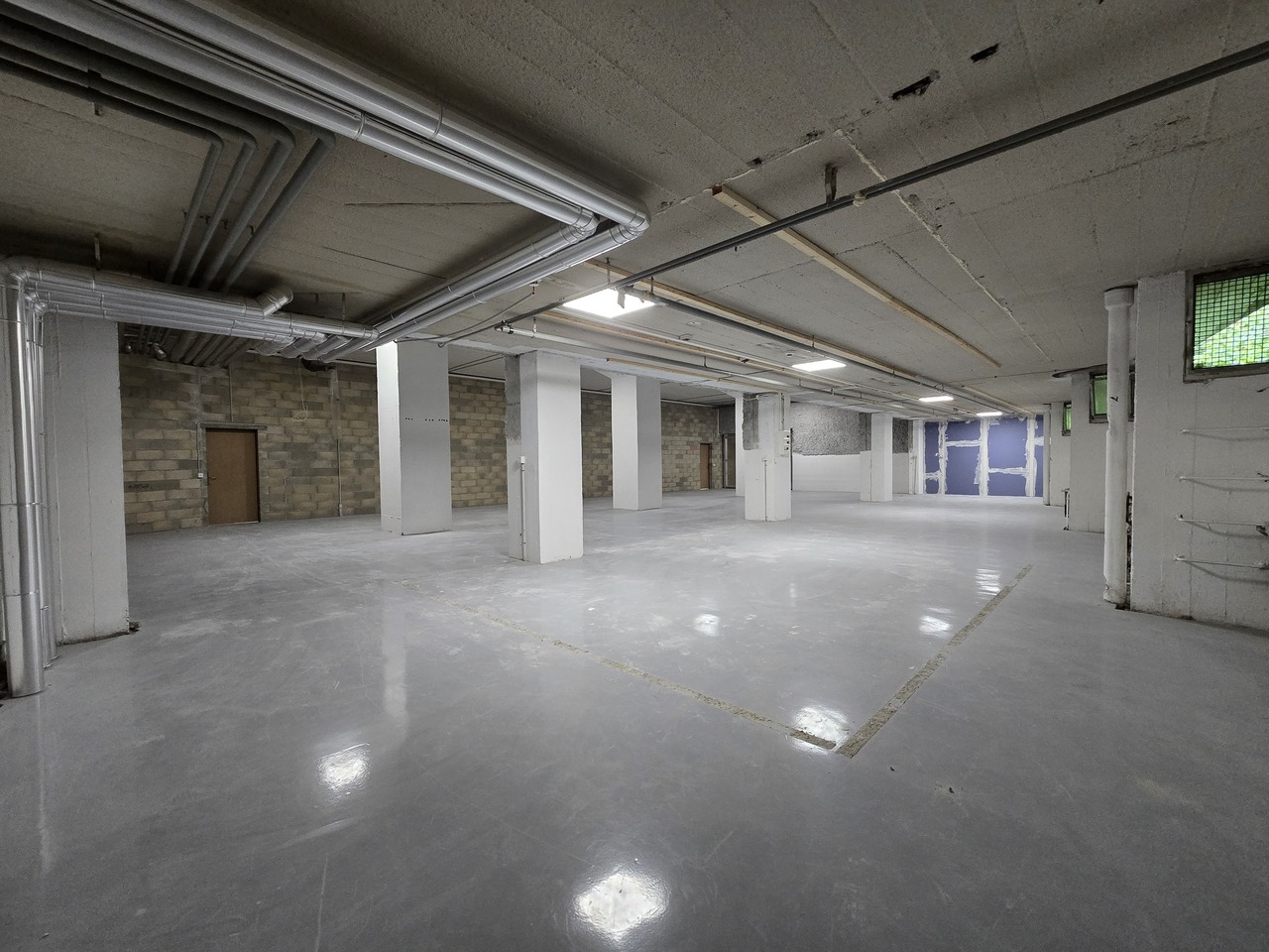 143m² storage room