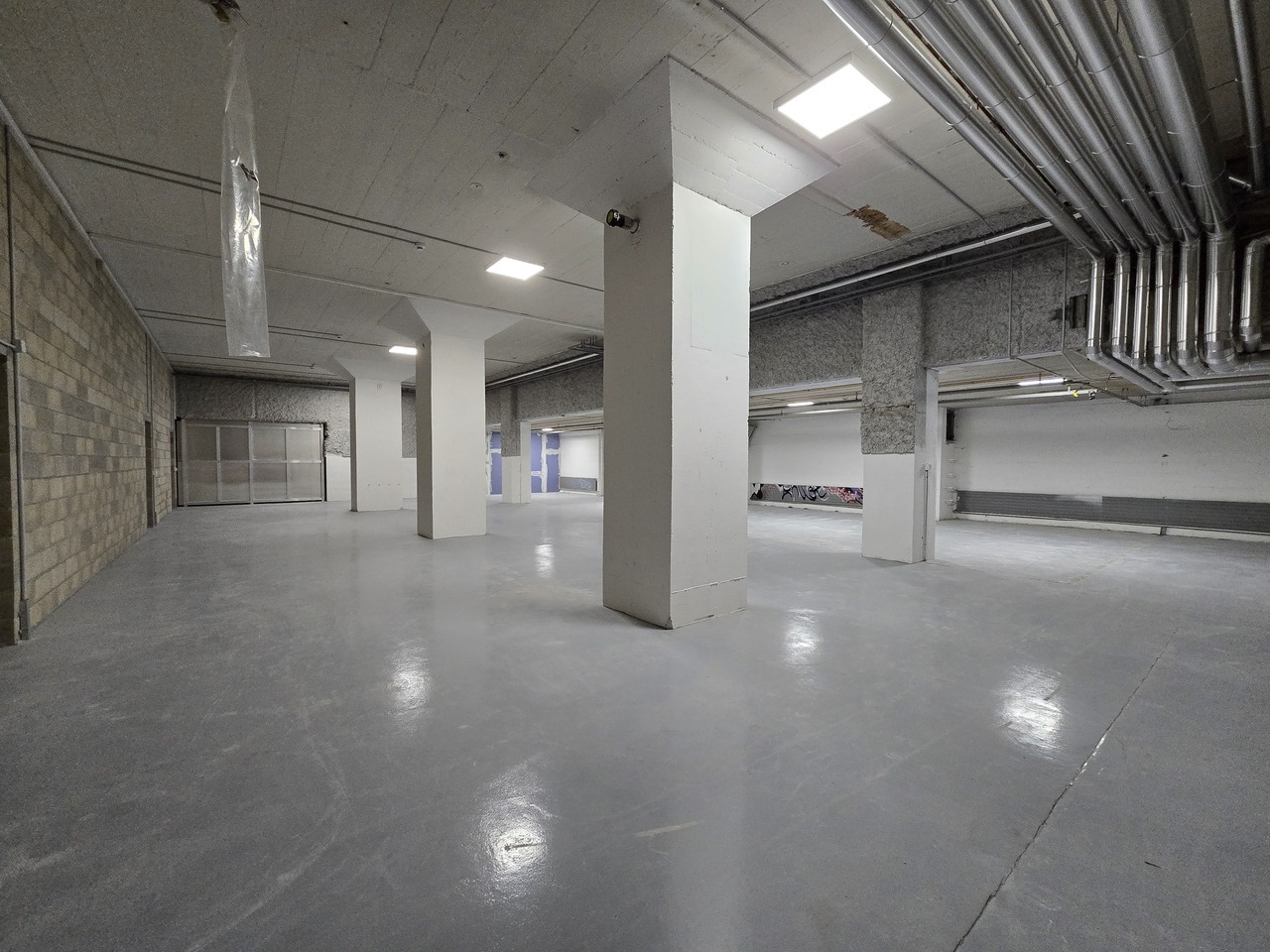 143m² storage room