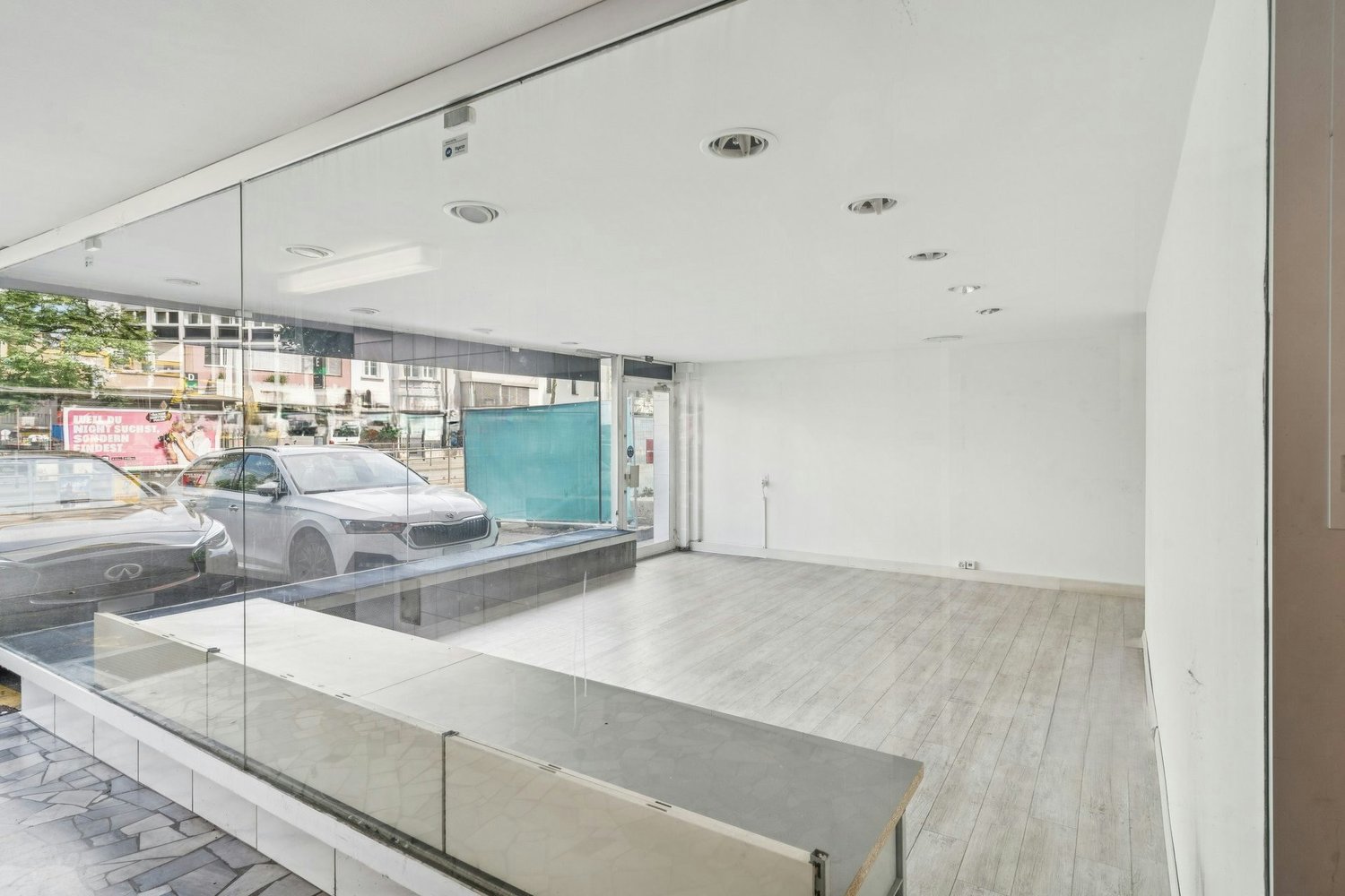 50m² commercial