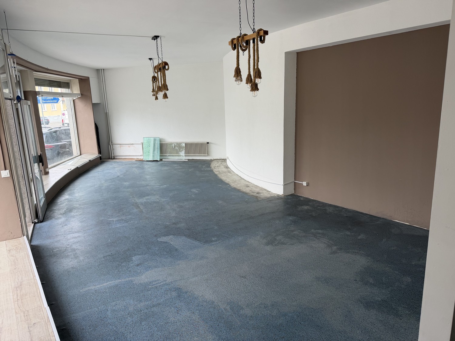 110m² commercial