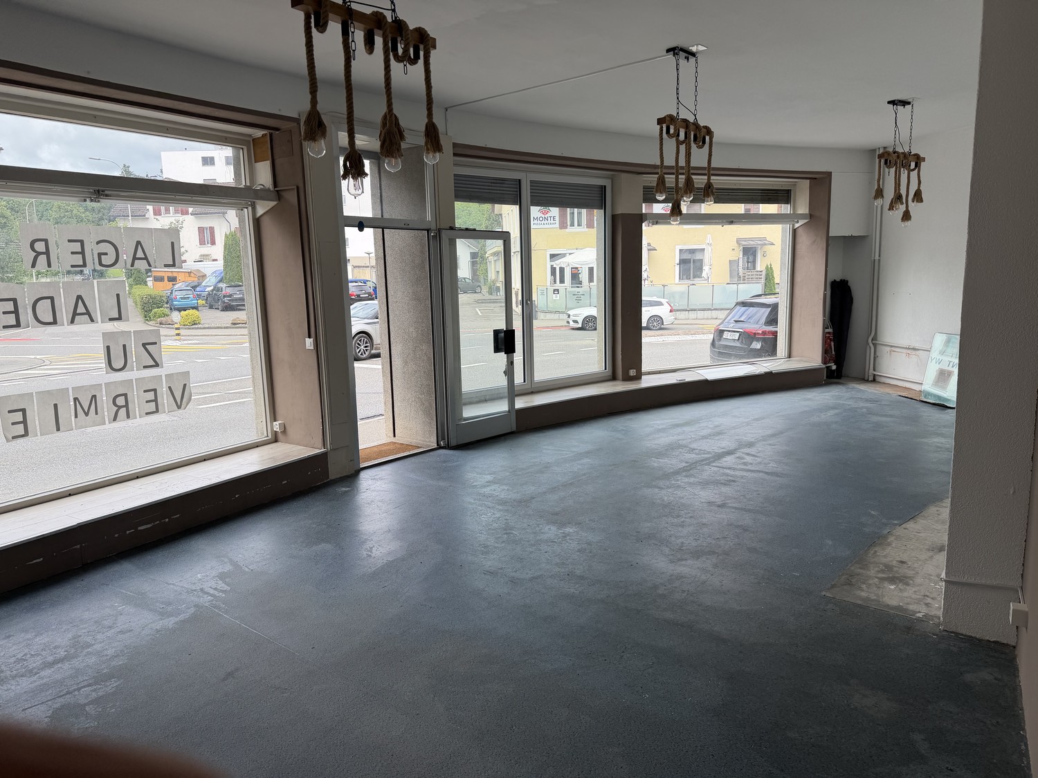 110m² commercial