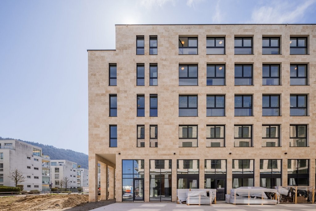 93m² commercial