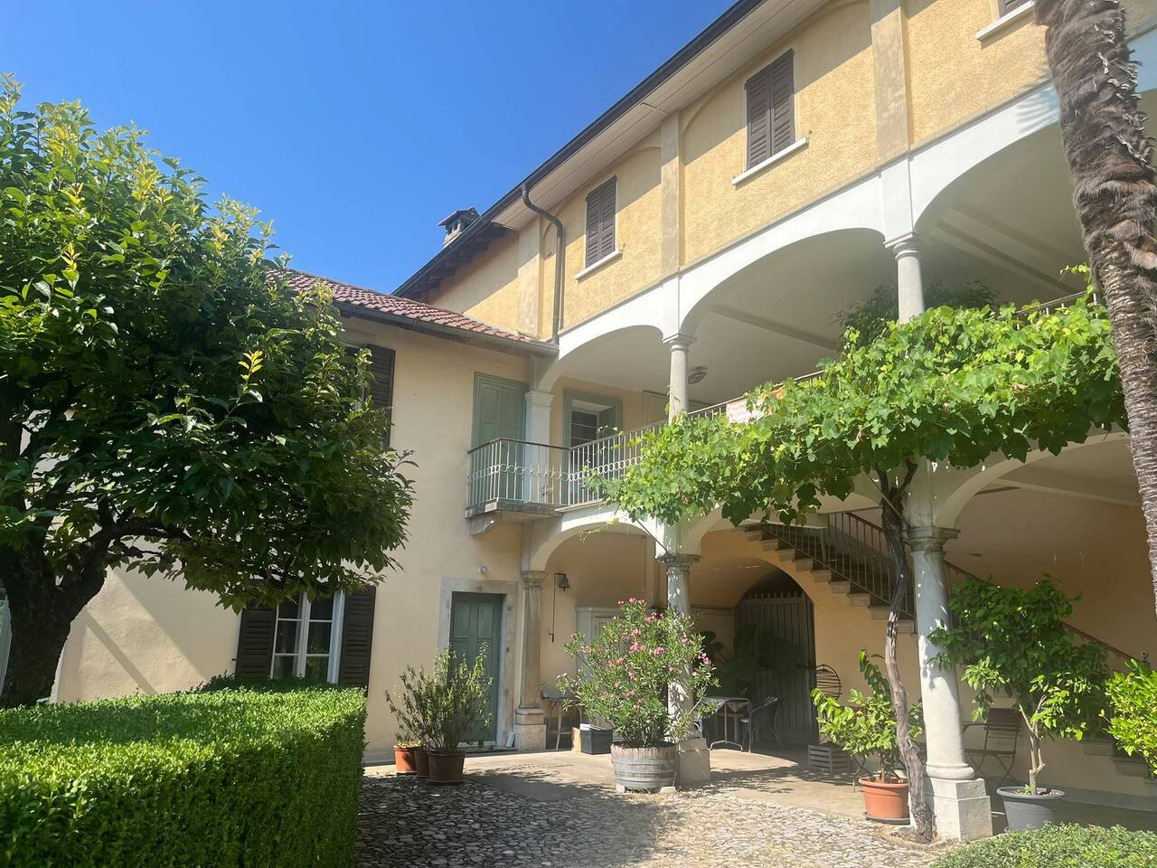 5 rooms apartment