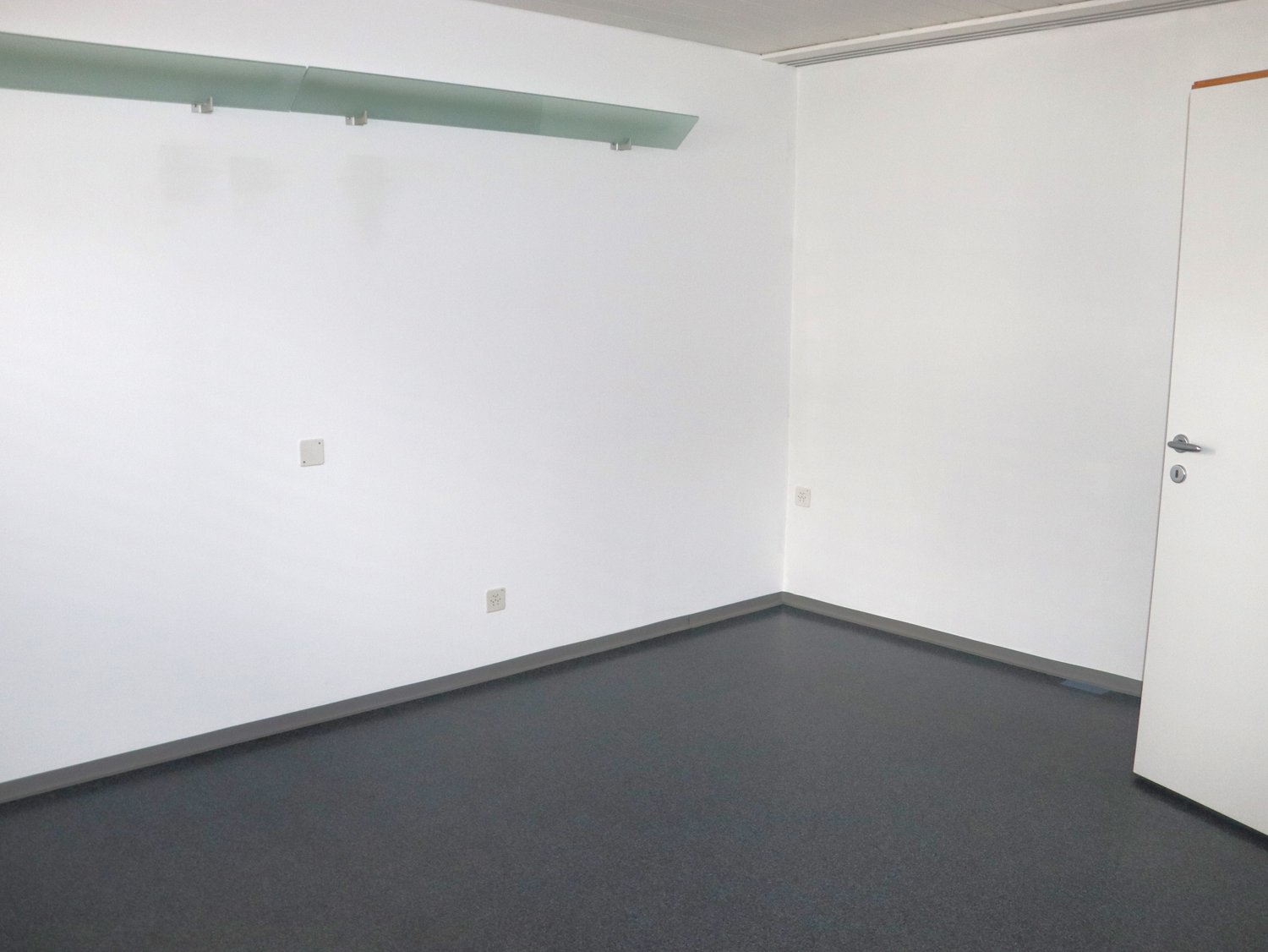 136m² commercial