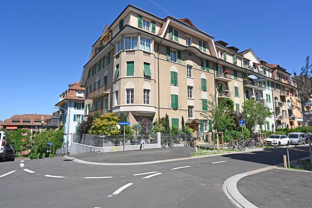 80m² office