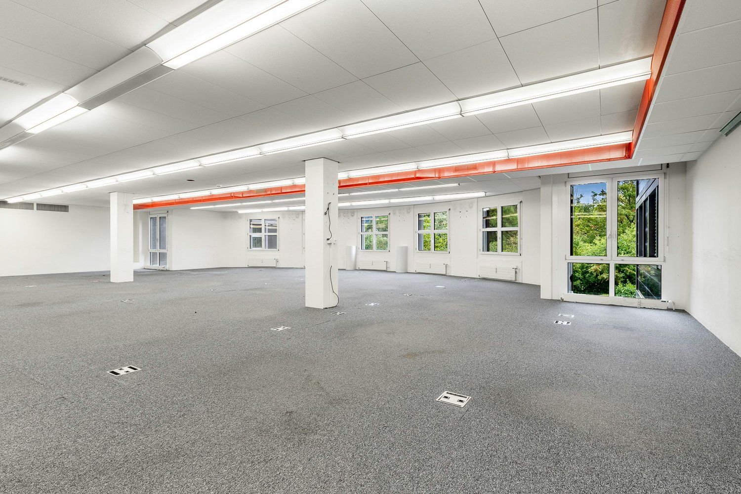 800m² office
