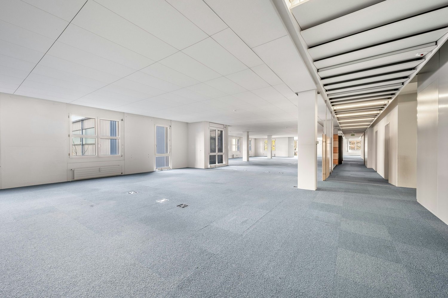 800m² office