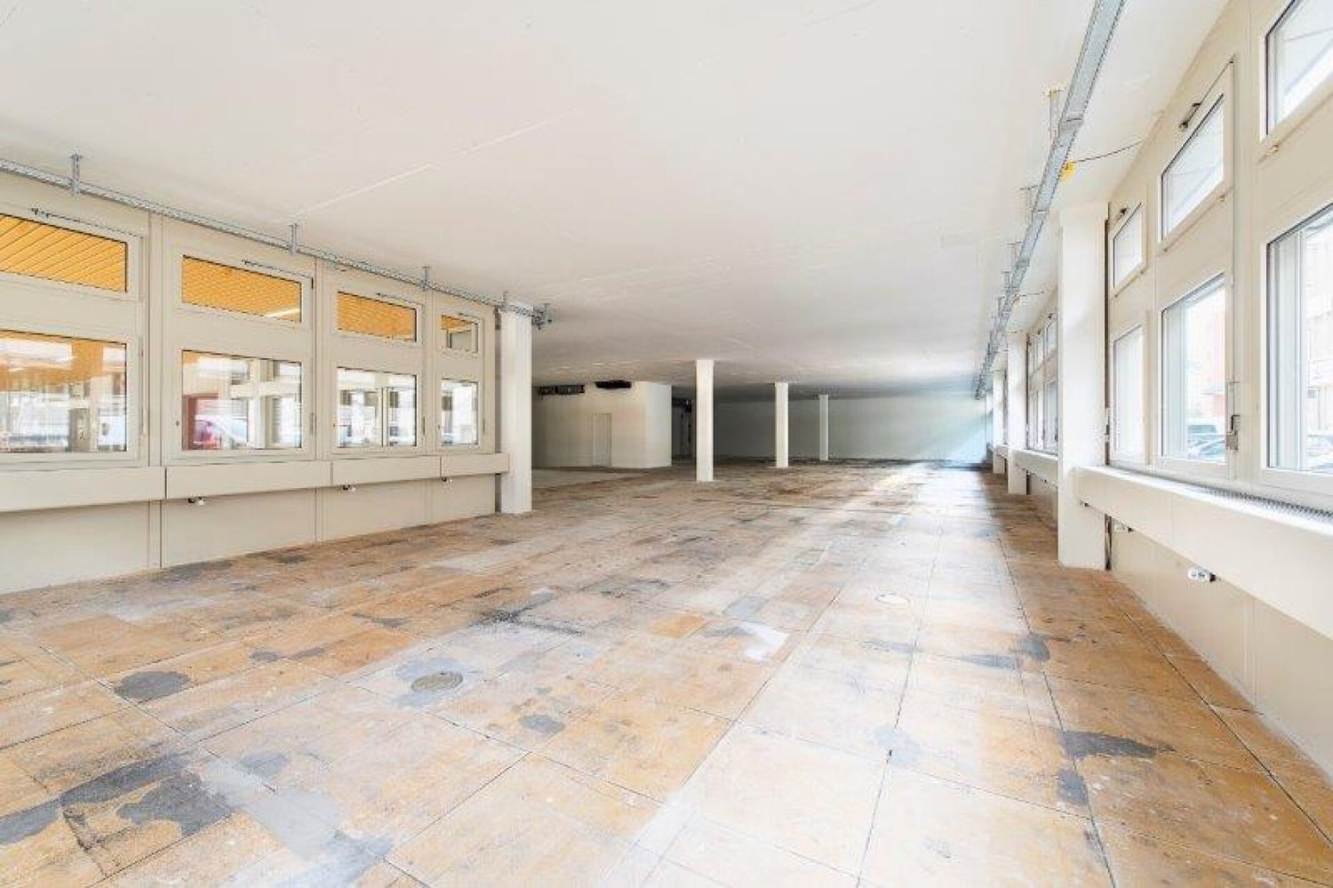 1912m² office