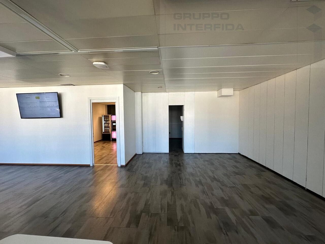 950m² office