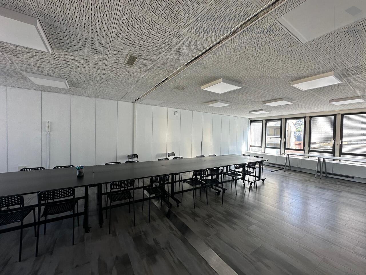 950m² office