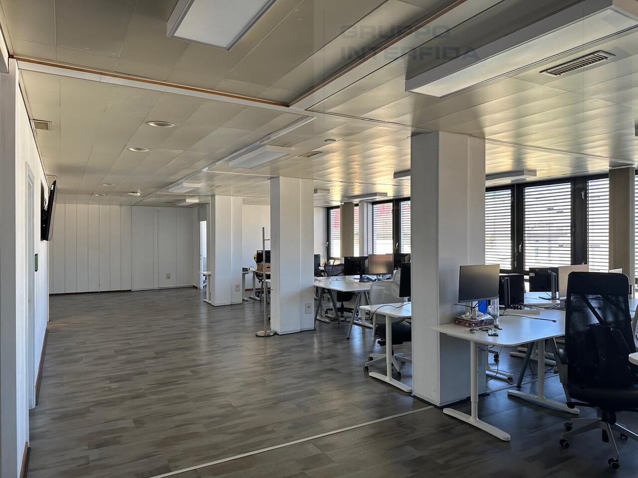 950m² office