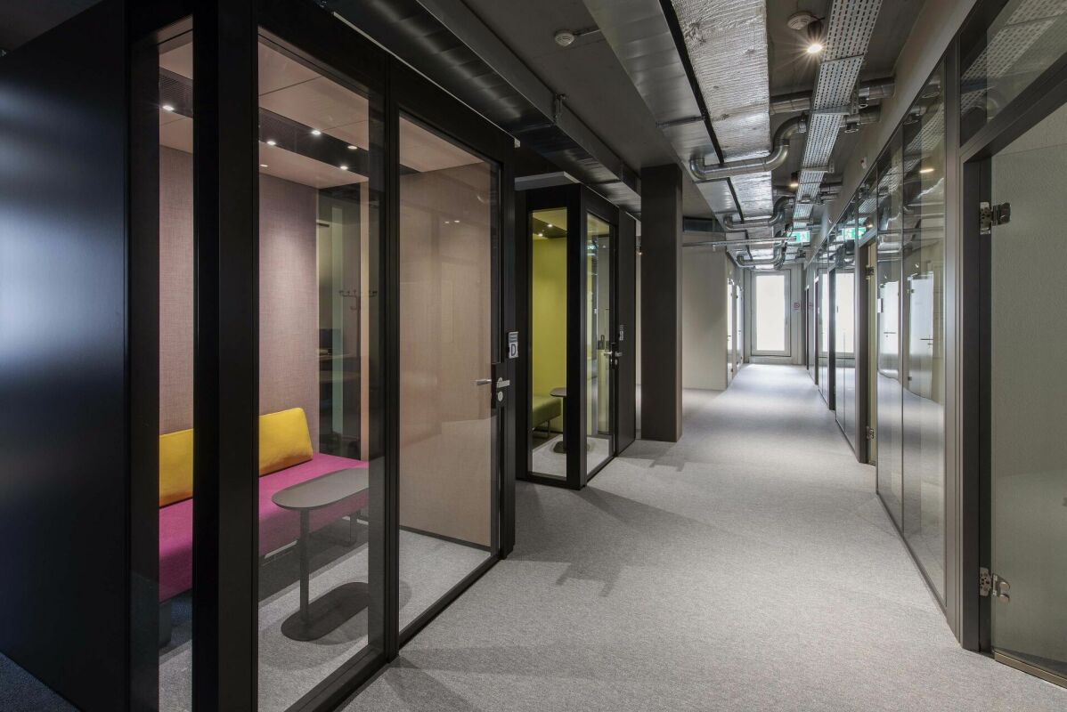 1120m² office