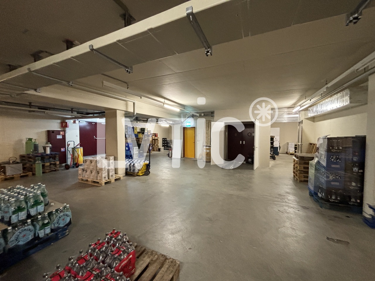 342m² shop