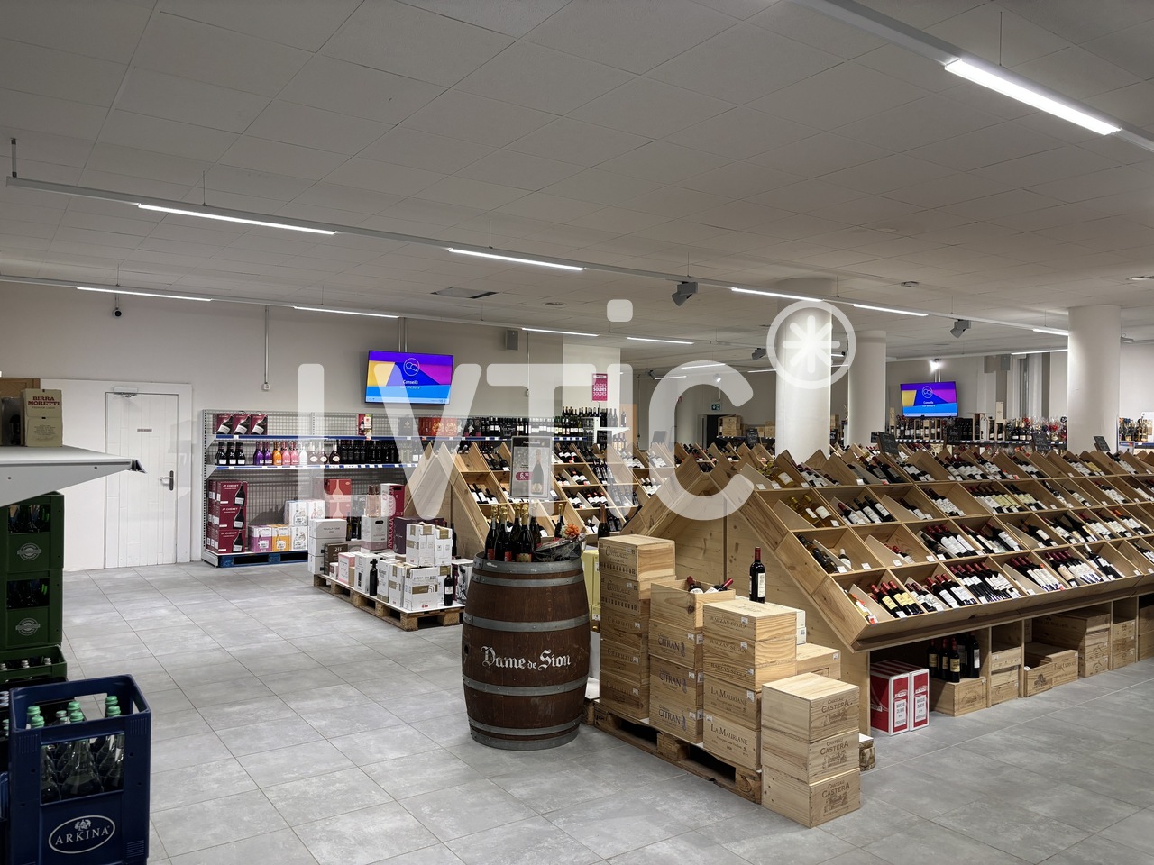 342m² shop