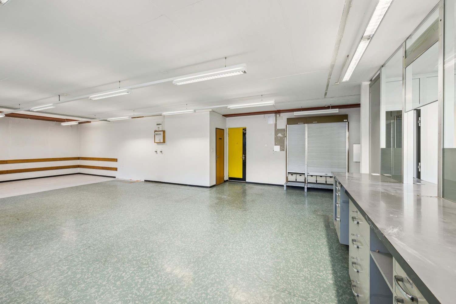 102m² office