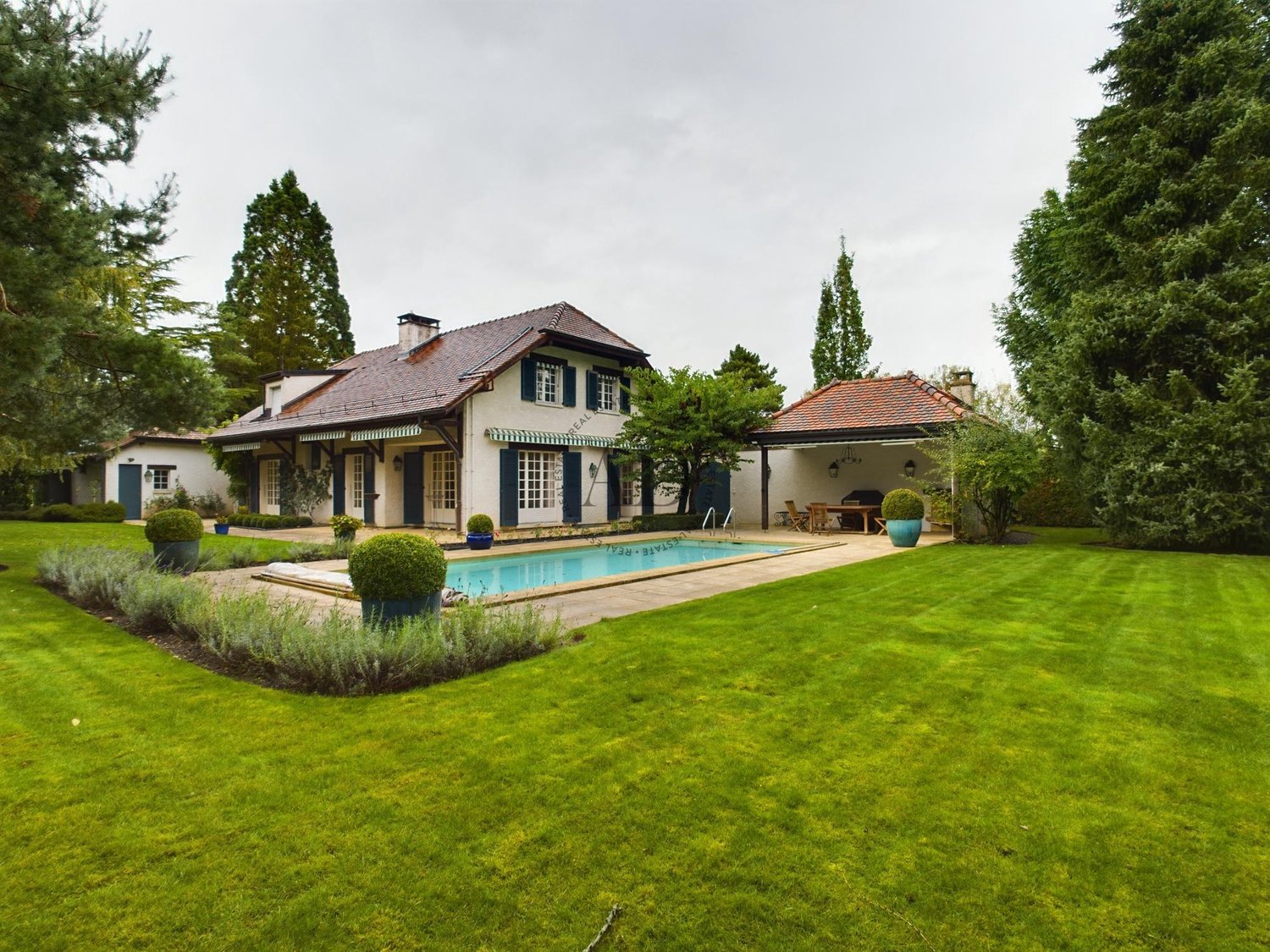 10 Zimmer Einfamilienhaus