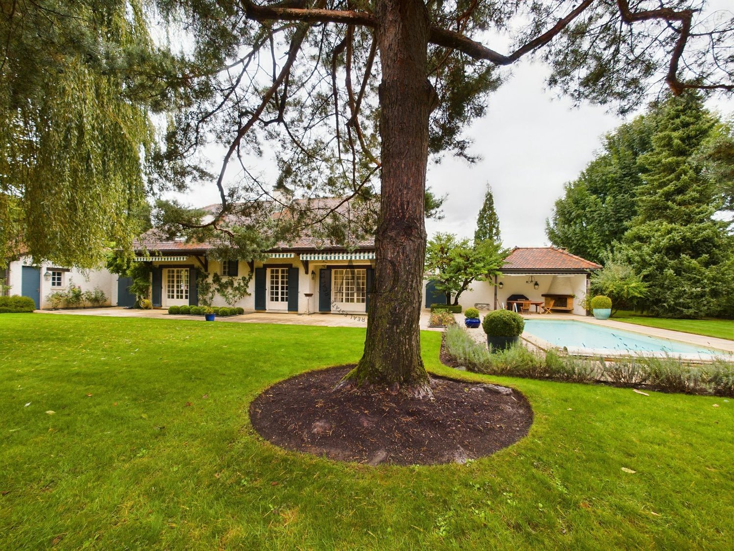 10 Zimmer Einfamilienhaus