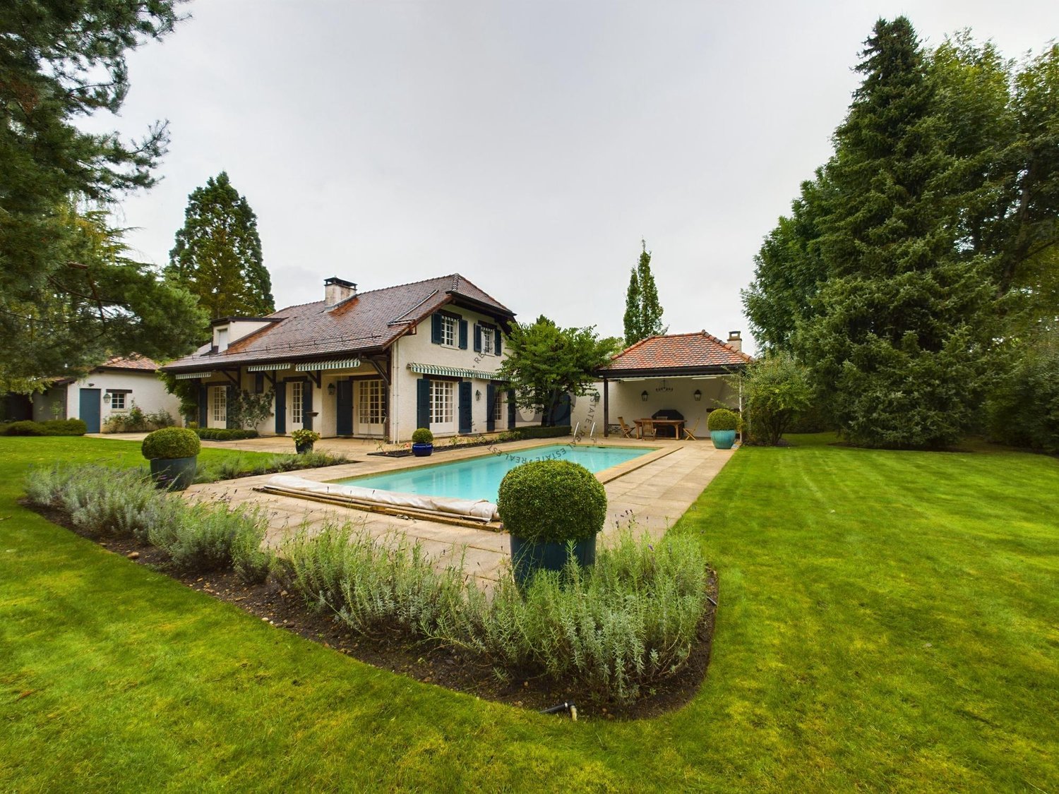10 Zimmer Einfamilienhaus