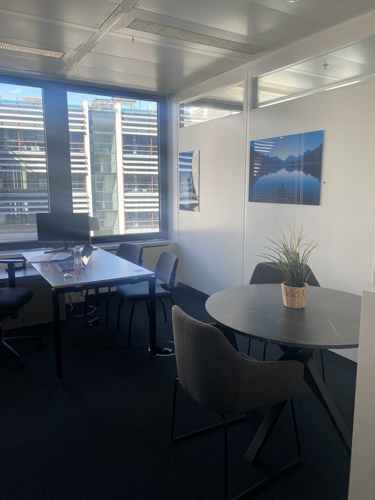 258m² office

Surface of 258 m2 at the Geneva Business Center in Lancy   
  


Located 10 minutes from the highway exit and 5 minutes on foot from the "les Esserts" tram stop 

  


The Geneva Business Center offers numerous services, including Facility Management, reception and mail service, restau