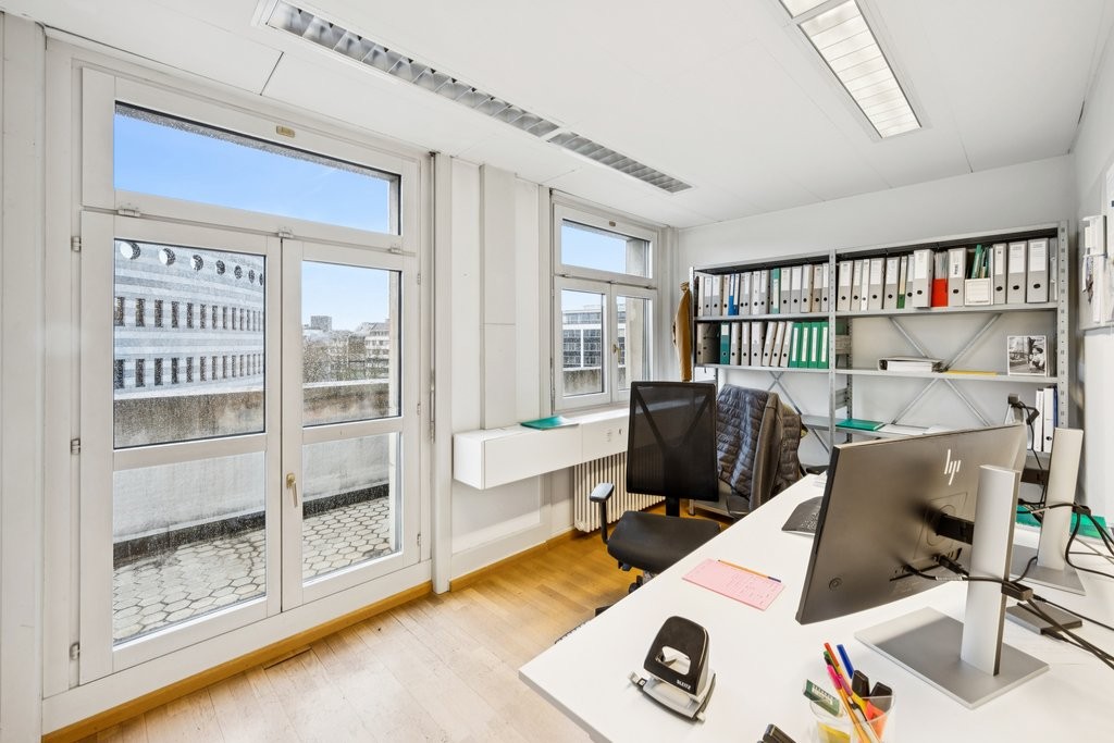 298m² office