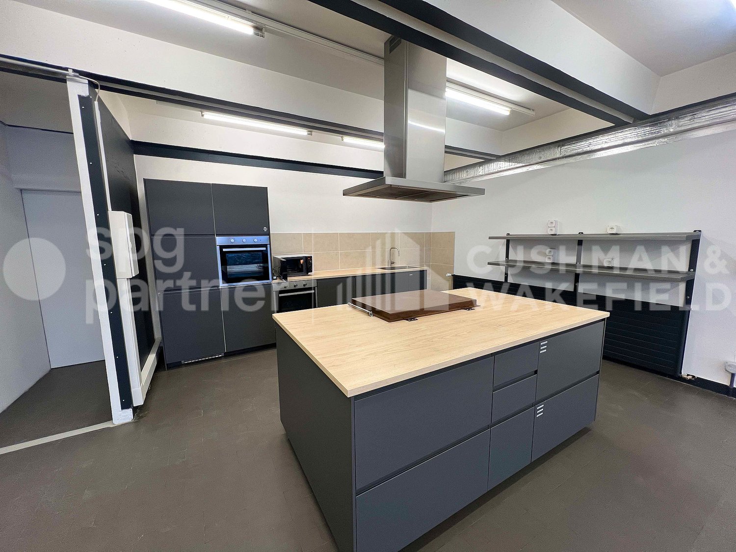 1470m² storage room