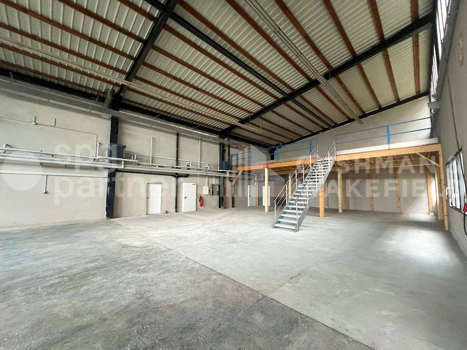 1470m² storage room
