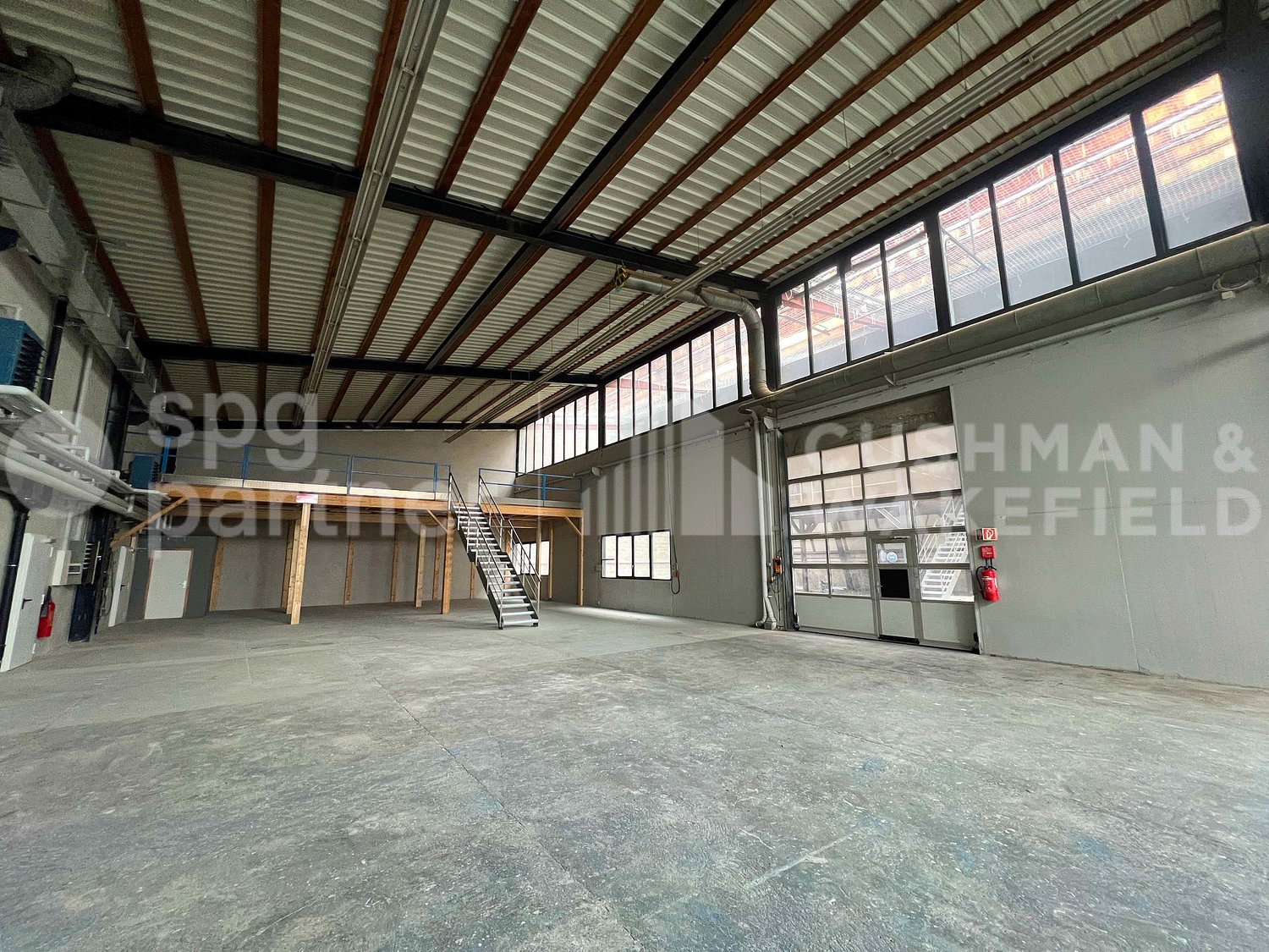 1470m² storage room