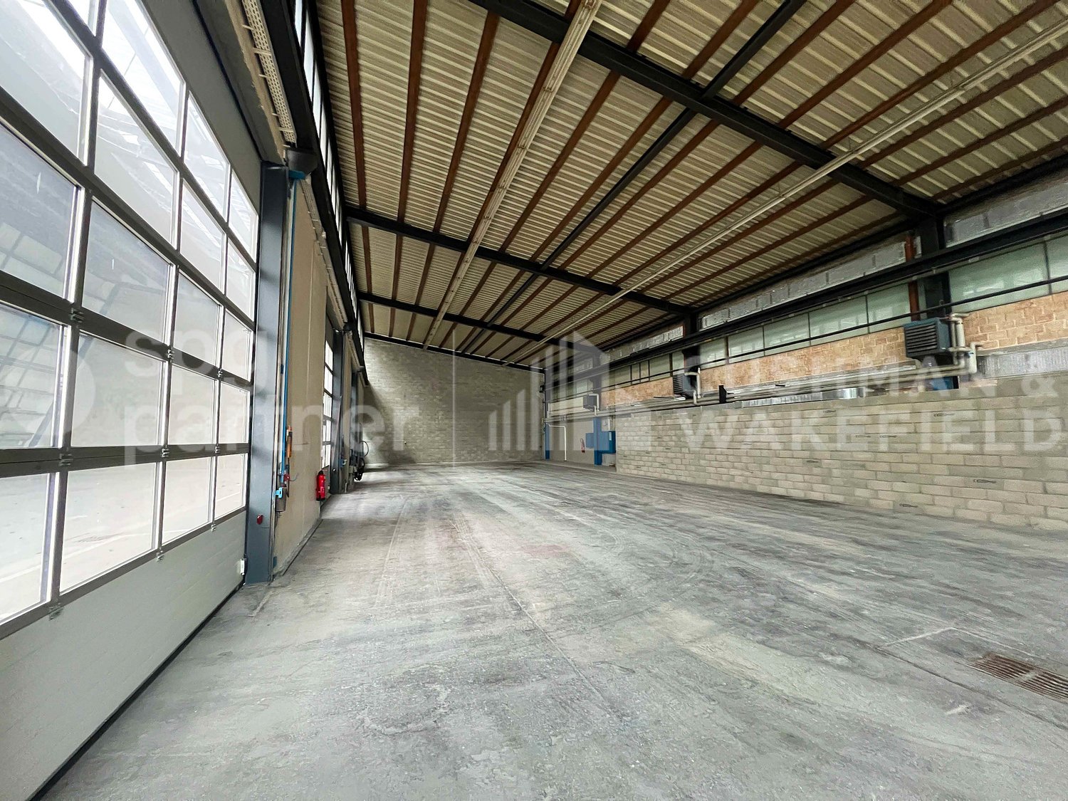 1470m² storage room