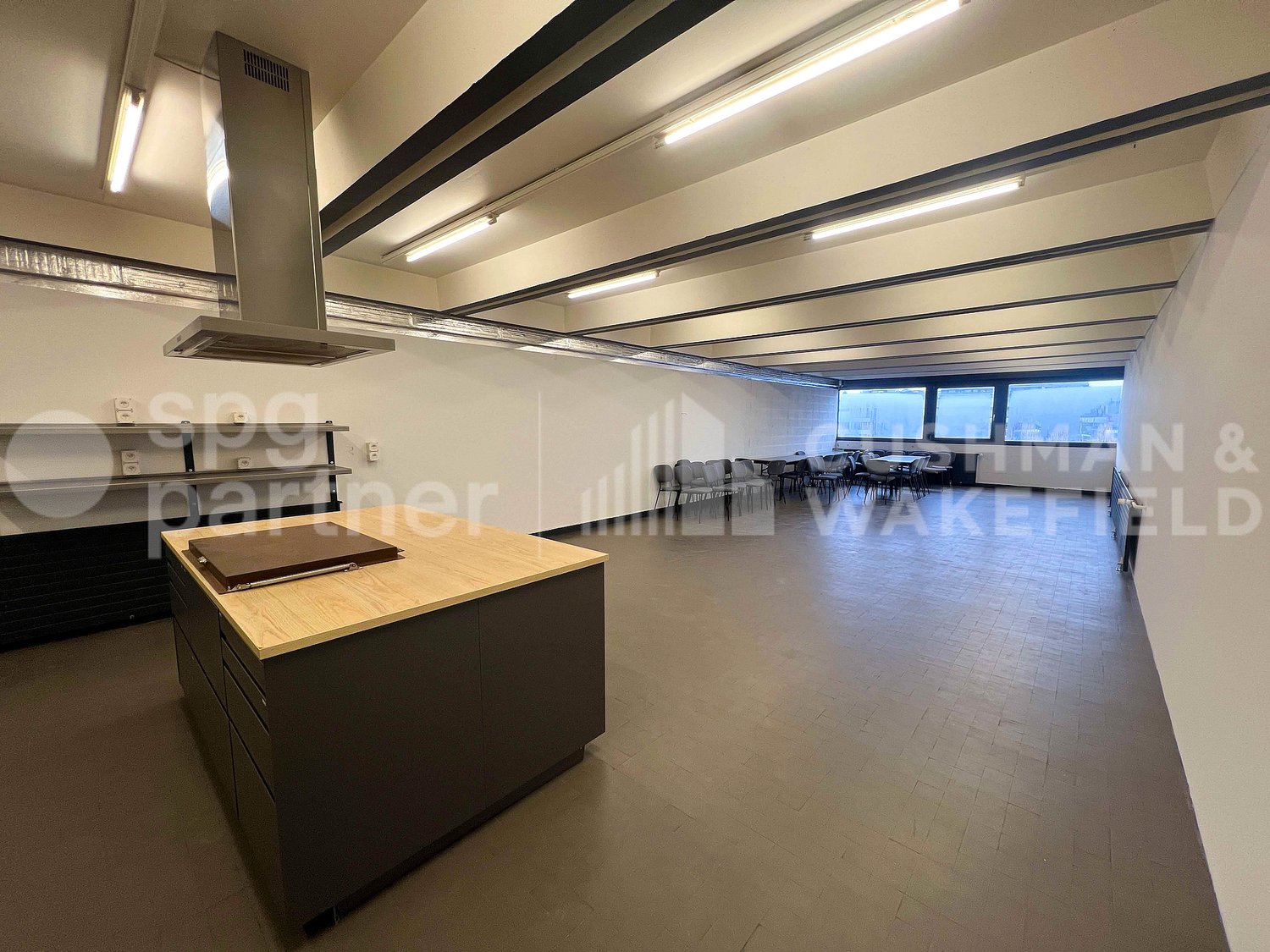 1470m² storage room