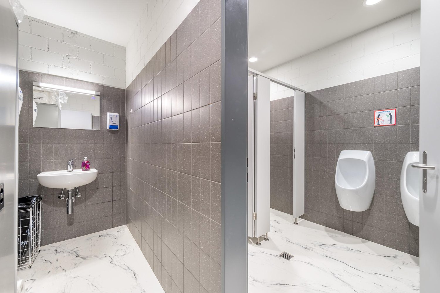 832m² commercial