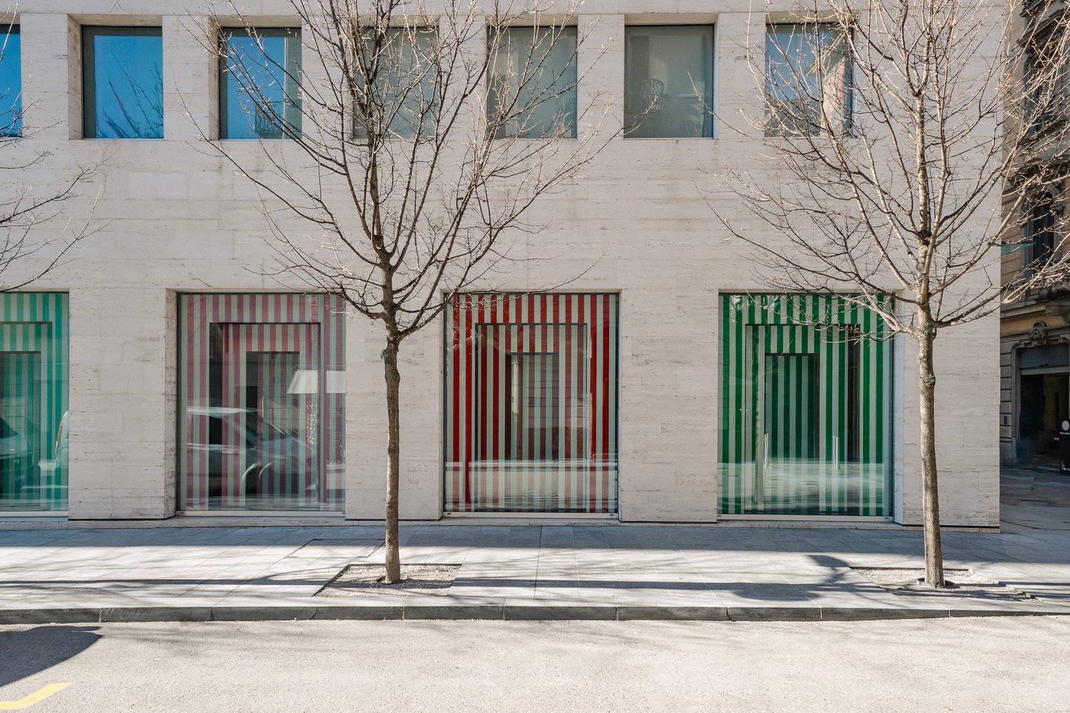 77m² shop