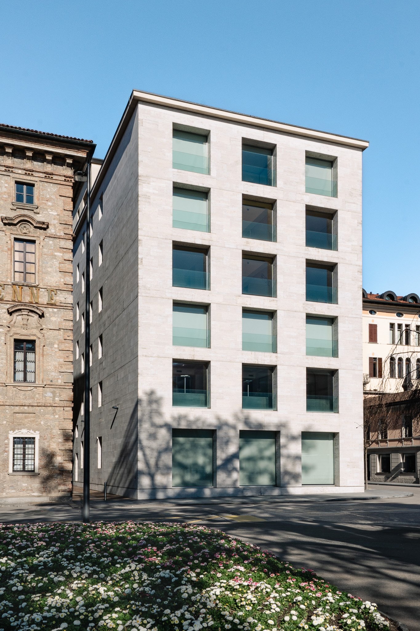 77m² shop