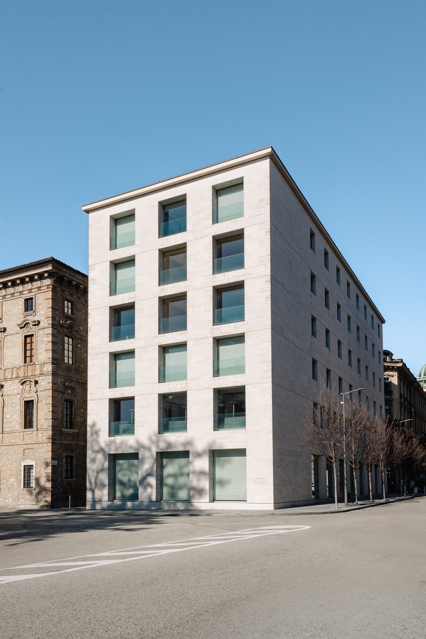 77m² shop